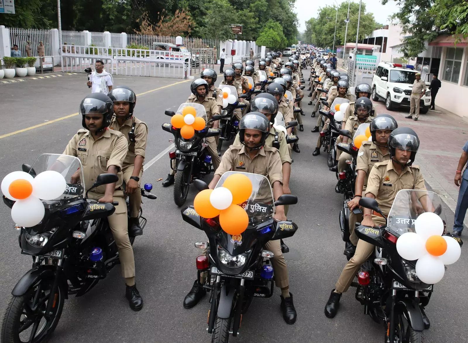 मुख्यमंत्री, राज सुशासन, सीएम योगी, यूपी-112 द्वितीय चरण, अपग्रेडेड पीआरवी, हरी झंडी दिखाई, डीजी कांफ्रेंस, Chief Minister, Raj Sushasan, CM Yogi, UP-112 2nd Phase, Upgraded PRV, flagged off, DG Conference,