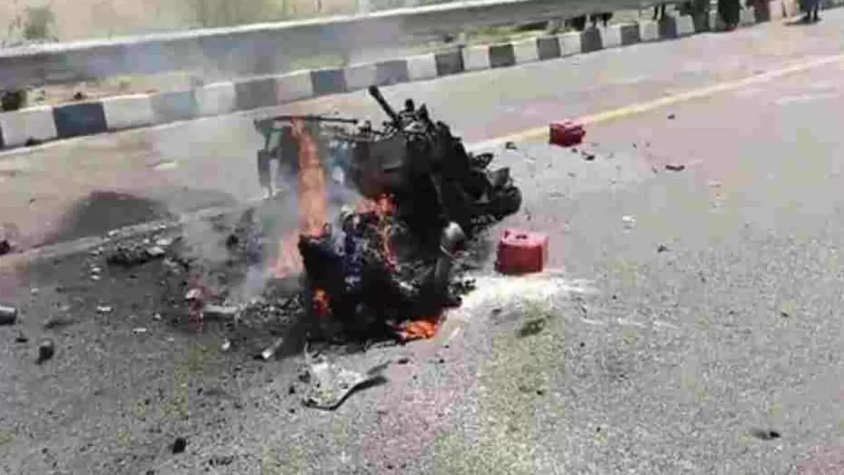 पूर्वांचल एक्सप्रेस, खड़े ट्रक से टकराई बाइक, जिंदा जल गया युवक, आगजमगढ़, बाइक की टक्कर, Purvanchal Express, bike collided with a standing truck, youth burnt alive, Agjamgarh, bike collision,