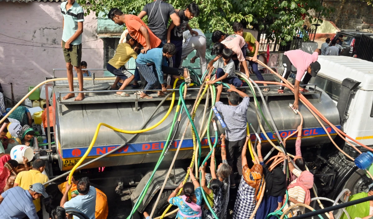 बभीषण गर्मी, भयंकर जलसंकट, दिल्ली में पानी पर घमासान, हिंदू-मुसलमान, केजरीवाल सरकार, कपिल मिश्रा, गोविंदपुरी, देवली, संगम विहार, भजनपुरा, यमुना विहार, राजेंद्र नगर, आनंद पर्वत, सीलमपुर, जाफराबाद, सीमापुरी, पुरानी दिल्ली, Severe heat, severe water crisis, conflict over water in Delhi, Hindu-Muslim, Kejriwal government, Kapil Mishra, Govindpuri, Deoli, Sangam Vihar, Bhajanpura, Yamuna Vihar, Rajendra Nagar, Anand Parvat, Seelampur, Jaffrabad, Seemapuri, Old Delhi,