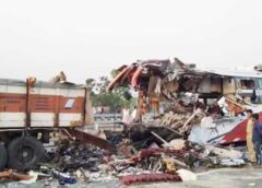 आगरा-लखनऊ एक्सप्रेसवे, भीषण हादसा, बस और ट्रक की टक्कर, तीन की मौत, 87 घायल, टूरिस्ट बस, लखनऊ एक्सप्रेसवे, Agra-Lucknow Expressway, horrific accident, bus and truck collide, three killed, 87 injured, tourist bus, Lucknow Expressway,