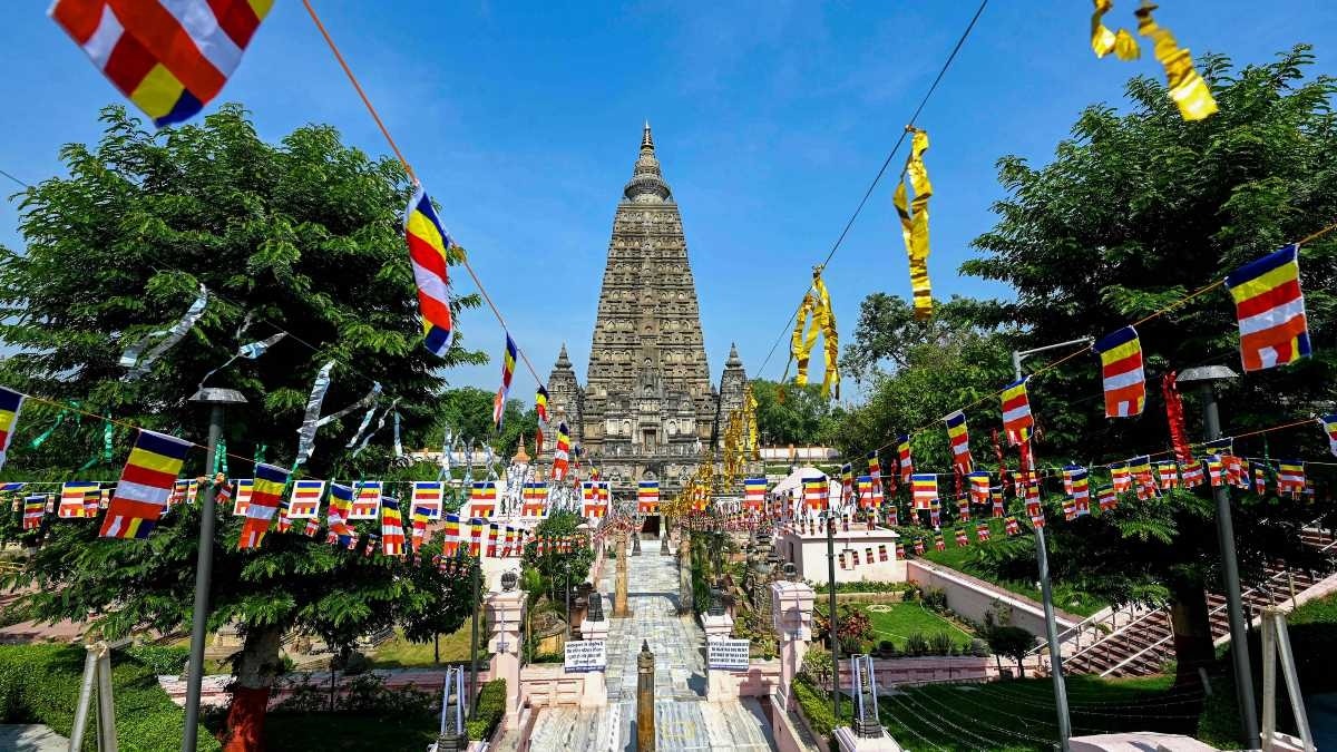 महाबोधि मंदिर, पुरातत्व खजाना, सैटेलाइट तस्वीर, महाबोधि मंदिर परिसर, महत्वपूर्ण वास्तुशिल्प संपदा, भू-स्थानिक विश्लेषण, पुरातात्विक खजाना, ऐतिहासिक विरासत, डेवलपमेंट सोसाइटी, Mahabodhi Temple, Archaeological Treasure, Satellite Image, Mahabodhi Temple Complex, Important Architectural Property, Geospatial Analysis, Archaeological Treasure, Historical Heritage, Development Society,