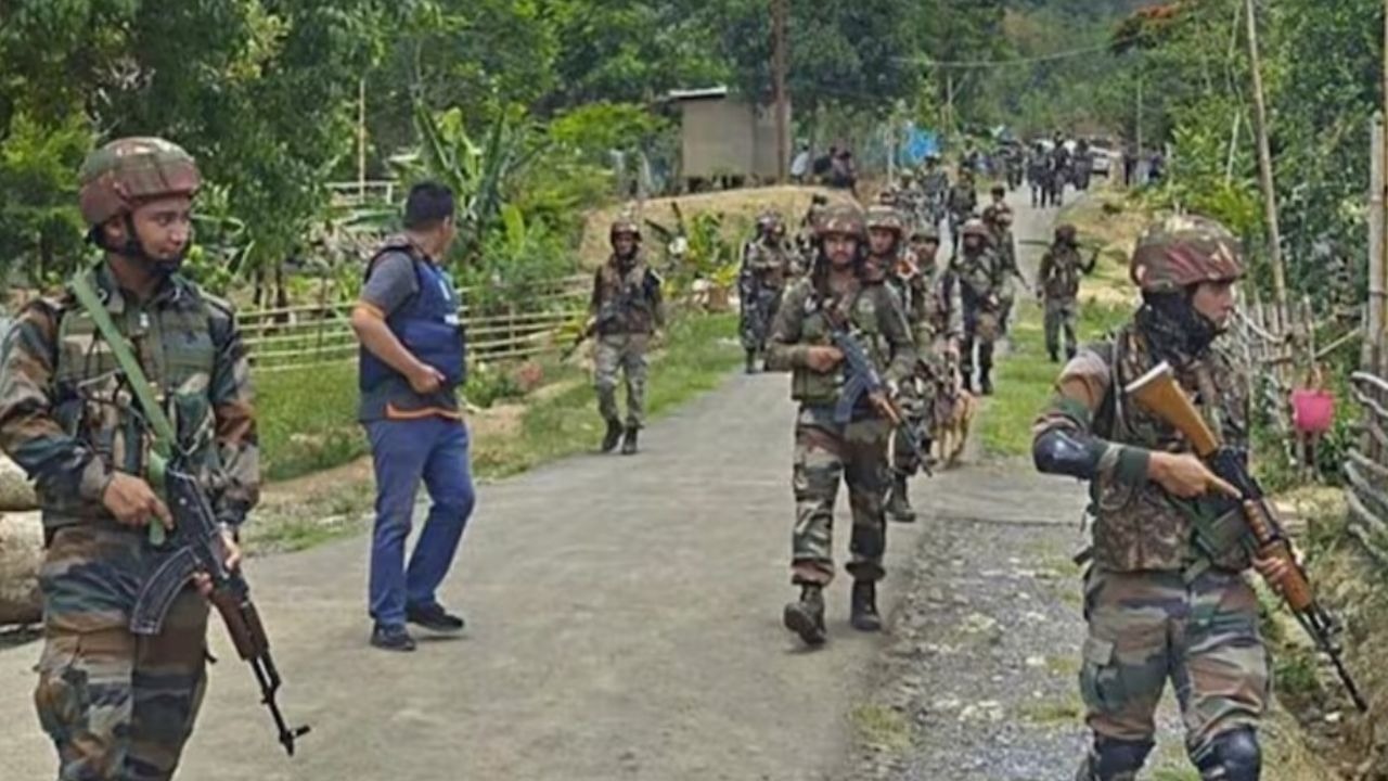 मणिपुर, सीआरपीएफ, राज्य पुलिस की टीम, फायरिंग, 1 जवान शहीद, 3 घायल, हथियारबंद लोग, Manipur, CRPF, state police team, firing, 1 jawan martyred, 3 injured, armed men,