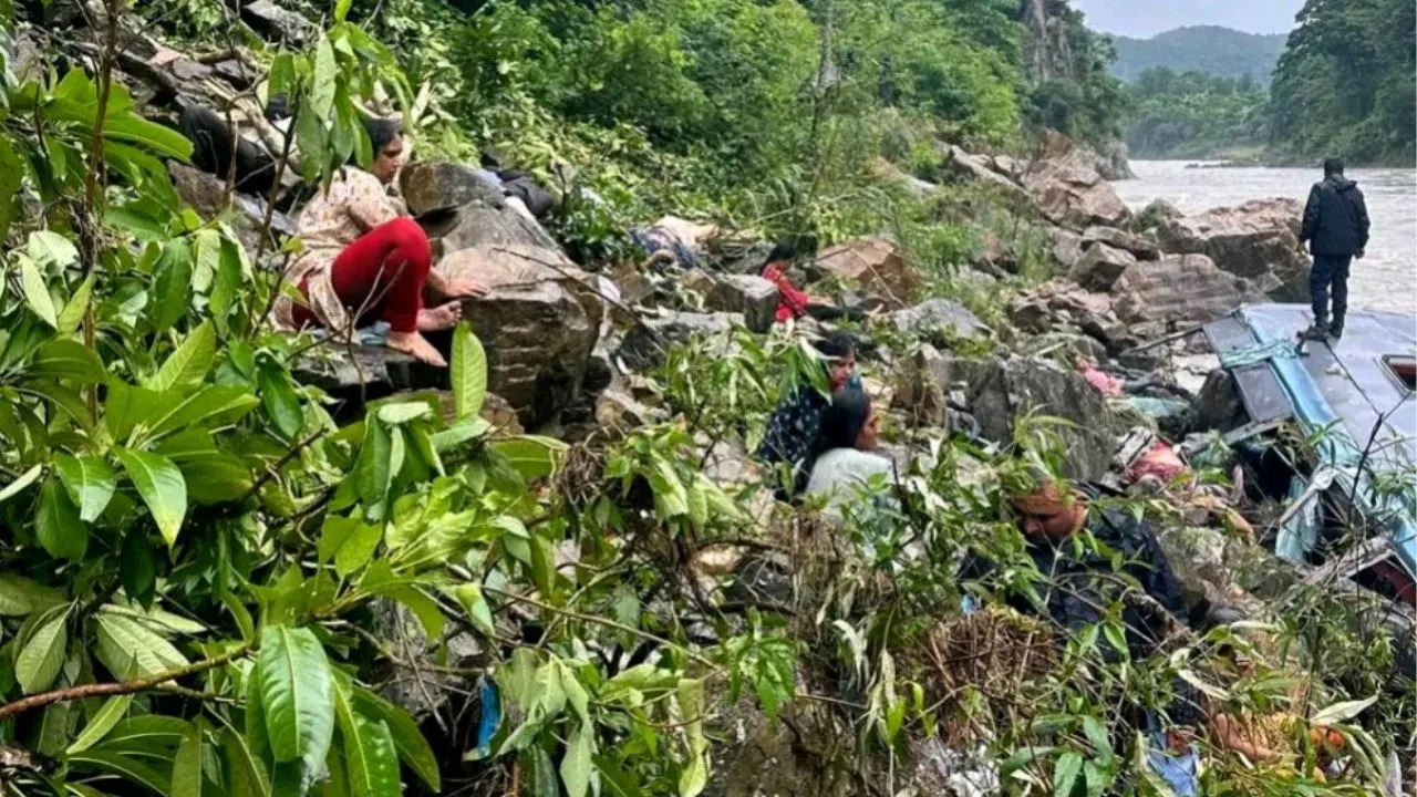 नेपाल बस दुर्घटना, नेपाल में भीषण हादसा, बस नदी में गिरी, 11 लोगों की मौत, भीषण हादसा, उत्तर प्रदेश, काठमांडू, पोखरा, डीएसपी दीपकुमार राया, Nepal bus accident, horrific accident in Nepal, bus fell into river, 11 people died, horrific accident, Uttar Pradesh, Kathmandu, Pokhara, DSP Deepkumar Raya,