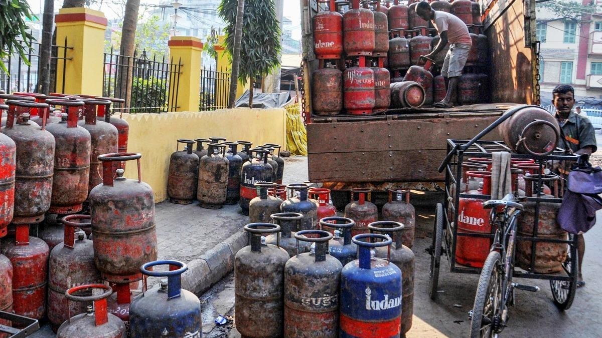 LPG सिलेंडर, कमर्शियल, महंगाई, मजबूर पाकिस्तान, आसमान छू रहे दाम, पाकिस्तान इन दिनों गरीबी से जूझ रहा, LPG cylinder, commercial, inflation, helpless Pakistan, skyrocketing prices, Pakistan is struggling with poverty these days,