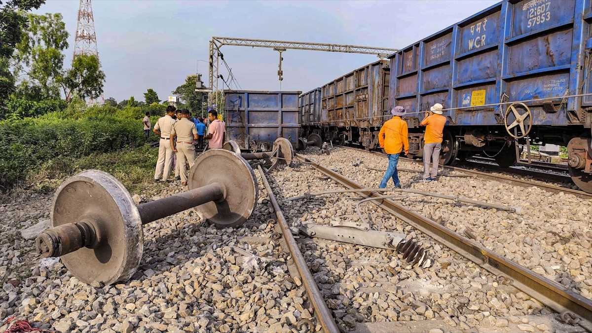 एक और रेल हादसा, पश्चिम बंगाल, मालगाड़ी, 6 डिब्बे पटरी से उतरे, अलीपुरद्वार जिला, न्यू मयनागुड़ी स्टेशन, दार्जिलिंग जिला, कंचनजंगा एक्सप्रेस, Another railway accident, West Bengal, goods train, 6 coaches derailed, Alipurduar district, New Maynaguri station, Darjeeling district, Kanchenjunga Express,