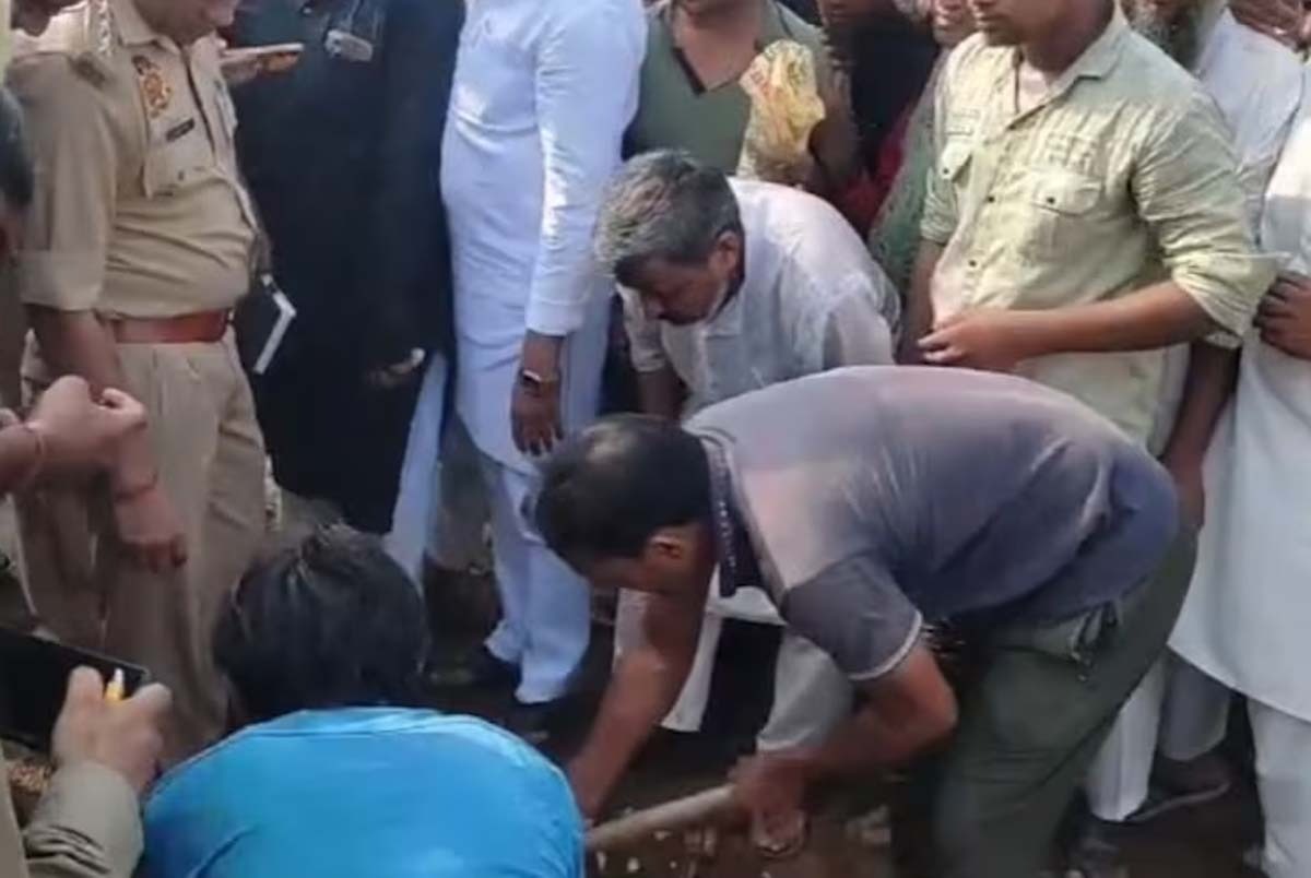 कब्रिस्तान, दफनाए गए शव, बर्बरता, बदमाश, काट ले गये शव का सिर, बिजनौर, Cemetery, buried bodies, vandalism, miscreants, cut off the head of the dead body, Bijnor,इलाके में दहशत