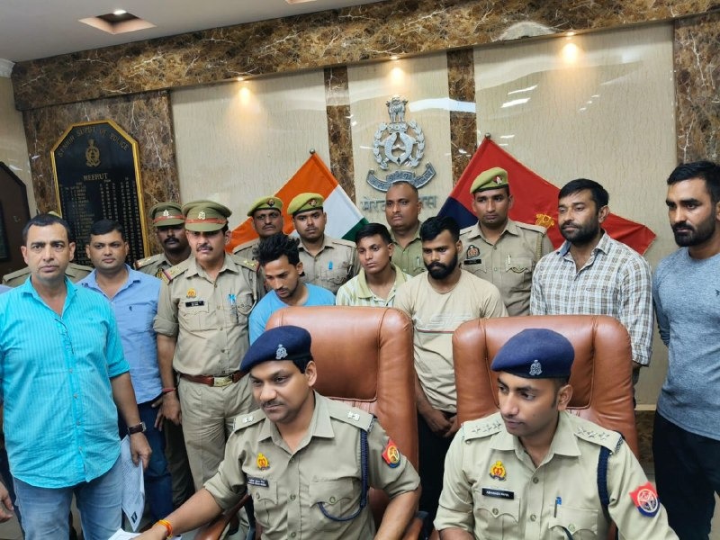 मेरठ, पुलिस मुठभेड़, डकैती डालना, आरोपी दो आरोपी गिरफ्तार, एक गोली लगने से घायल, गोल्डन एवेन्यू कॉलोनी मवाना, डकैती की घटना, Meerut, police encounter, robbery, two accused arrested, one injured by bullet, Golden Avenue Colony Mawana, robbery incident,